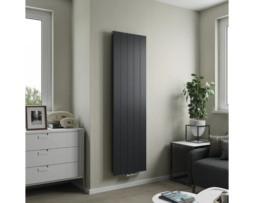 Modernes Wohnzimmer mit vertikal montiertem Paneelheizkörper