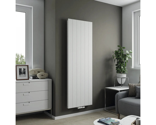 Modernes Wohnzimmer mit vertikalem Heizkörper an der Wand