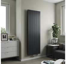 Vertikaler Heizkörper im Wohnzimmer an der Wand montiert