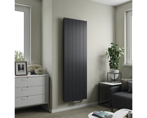 Vertikaler Heizkörper im Wohnzimmer an der Wand montiert