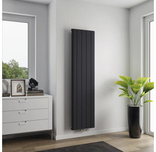 Vertikaler Rippenheizkörper im modernen Raum neben Fenster und Kommode