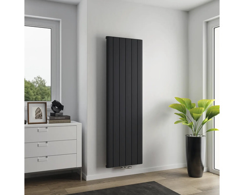 Vertikaler, matter Heizkörper in einem hellen Raum