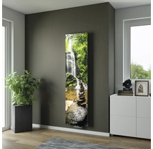 Vertikaler Heizkörper mit Wasserfallmotiv an der Wand