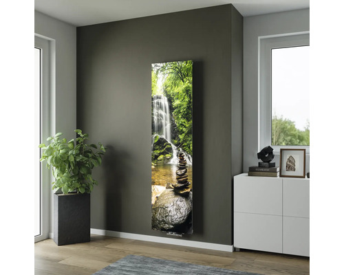 Vertikaler Heizkörper mit Wasserfallmotiv an der Wand