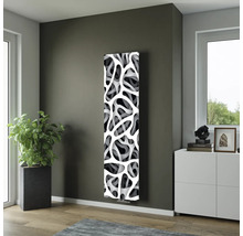 Dekorativer Heizkörper mit abstraktem Muster im modernen Wohnraum.