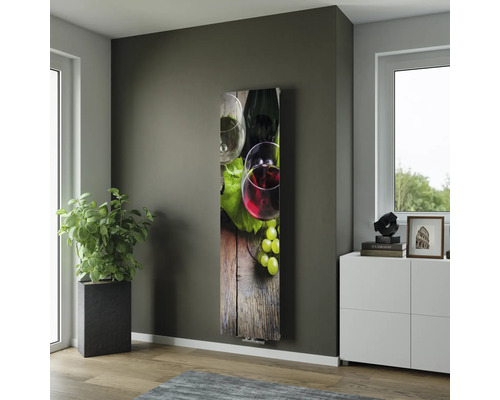 Dekorheizkörper mit Weinmotiv in einem Wohnraum.