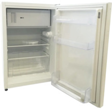 Geöffneter Kühlschrank mit Regalen und Gefrierfach