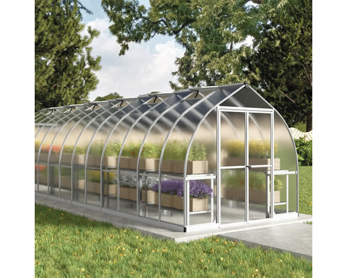 Gewächshaus mit Regalen im Garten