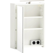 Offener weißer Spiegelschrank mit Regalböden und Steckdosenelement