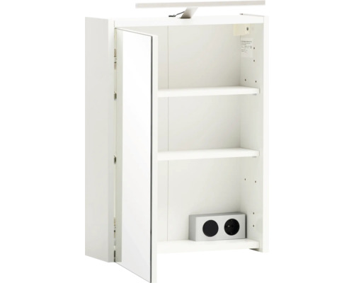 Offener weißer Spiegelschrank mit Regalböden und Steckdosenelement