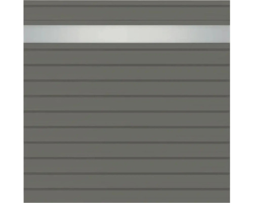 Nahaufnahme einer Rolllade mit Lichtschlitz