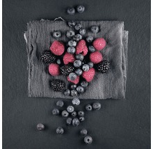 Himbeeren, Brombeeren und Blaubeeren auf Stoff