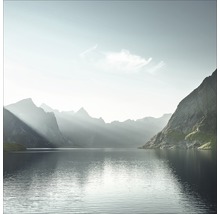 Landschaft mit Bergsee und Bergen