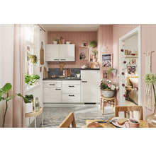 Helle Küche mit weißen Schränken, Arbeitsplatte in Steinoptik und rosa Wandgestaltung für eine freundliche Atmosphäre.