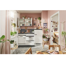 Rosa Küche mit weißen Möbeln und Dekorationen