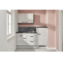 Kleine Küchenzeile mit Spüle, Kochfeld, Hängeschrank und Kühlschrank in einem hellen Raum.