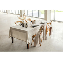 Gedeckter Esstisch mit Tischdecke, Geschirr, Dekoration und Stühlen