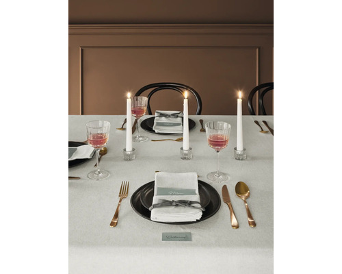 Dekorierter Esstisch mit Geschirr, Gläsern, Besteck und Kerzen.