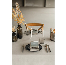 Dekorierter Esstisch mit Geschirr, Gläsern, Kerzen und Blumenvase