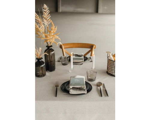 Dekorierter Esstisch mit Geschirr, Gläsern, Kerzen und Blumenvase