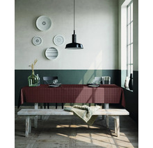 Esszimmer mit gedecktem Tisch, Bank und Hängelampe