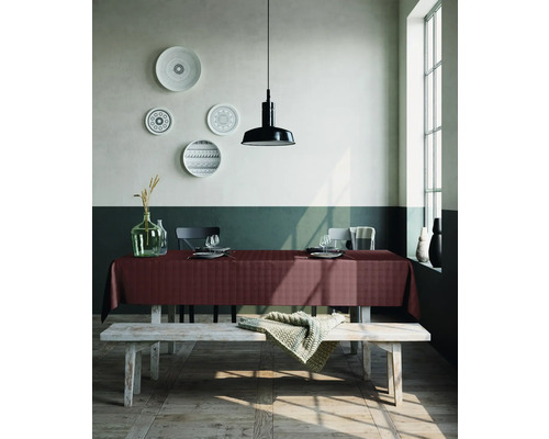 Esszimmer mit gedecktem Tisch, Bank und Hängelampe