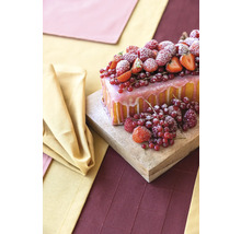 Kuchen mit Guss und Beeren auf einem Holzbrett