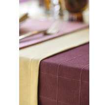 Nahaufnahme eines gedeckten Tisches mit Tischdecke und Tischläufer