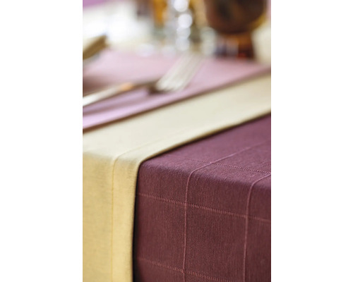 Nahaufnahme eines gedeckten Tisches mit Tischdecke und Tischläufer