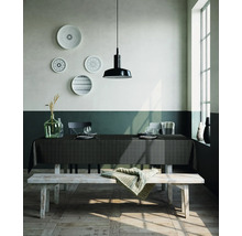 Esstisch mit Tischdecke, Geschirr und Dekoration in einem hellen Raum.