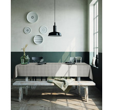 Esszimmer mit gedecktem Tisch, Pendelleuchte und dekorativen Tellern an der Wand