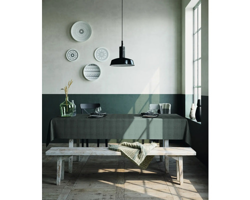 Esszimmer mit Esstisch, Stühlen, Bank, Pendelleuchte und Dekoration