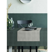 Gedeckter Esstisch mit Tischdecke, Tischläufer, Geschirr und Gläsern