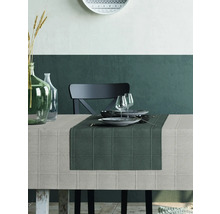 Gedeckter Esstisch mit Geschirr, Gläsern und Tischdecke im Esszimmer.