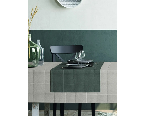 Gedeckter Esstisch mit Geschirr, Gläsern und Tischdecke im Esszimmer.