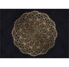 Abbildung eines goldenen Mandalas auf dunklem Grund.
