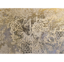 Nahaufnahme einer Wandfliese mit floralen und geometrischen Mustern