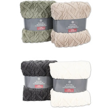 Vier verpackte Kuscheldecken in Jacquard Sherpa Optik, circa 150 mal 200 Zentimeter.