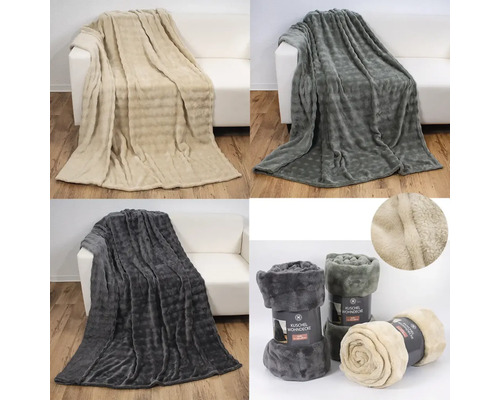 Verschiedene Ansichten von Fleecedecken auf einem Sofa und zusammengerollt