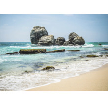 Küstenlandschaft mit Felsen im Meer und Sandstrand