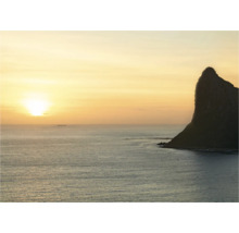 Landschaft mit Meer, Felsen und Sonnenaufgang