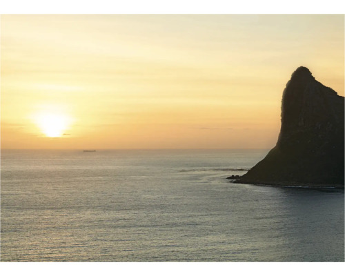 Landschaft mit Meer, Felsen und Sonnenaufgang
