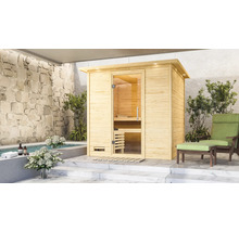 Holzsauna mit Glastür neben Pool und Entspannungsliege