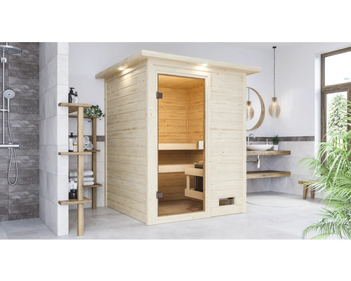 Innenraumaufnahme eines Badezimmers mit einer Sauna aus Holz