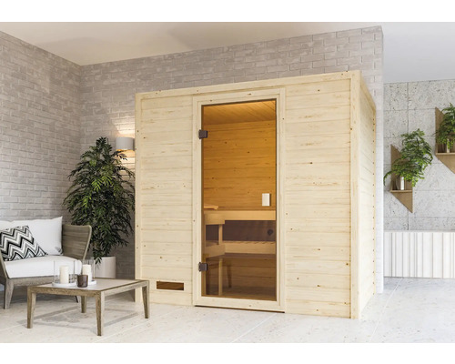 Holzsauna mit Glastür in einem hellen Raum