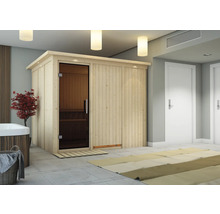 Holzsauna mit Glastür in einem hellen Badezimmer