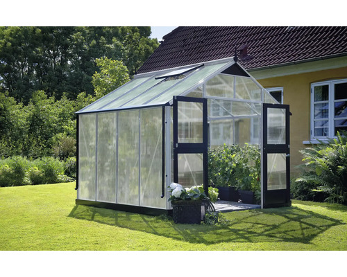 Gewächshaus JULIANA Premium 8,8 m² 10 mm Stegdoppelplatten 296 x 296 cm Aluminium Gewächshaus mit geöffneten Türen im Garten