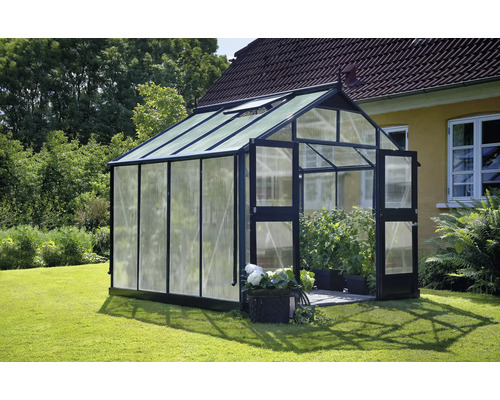 Gewächshaus JULIANA Premium 8,8 m² 10 mm Stegdoppelplatten 296 x 296 cm anthrazit/schwarz Gewächshaus mit geöffneter Tür im Garten
