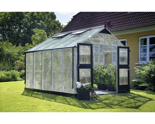 Gewächshaus JULIANA Premium 10,9 m² 10 mm Stegdoppelplatten 296 x 368 cm Aluminium Gewächshaus mit geöffneten Türen im Garten
