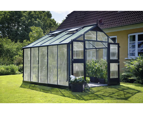 Gewächshaus JULIANA Premium 10,9 m² 10 mm Stegdoppelplatten 296 x 368 cm anthrazit/schwarz Gewächshaus mit geöffneter Tür im Garten